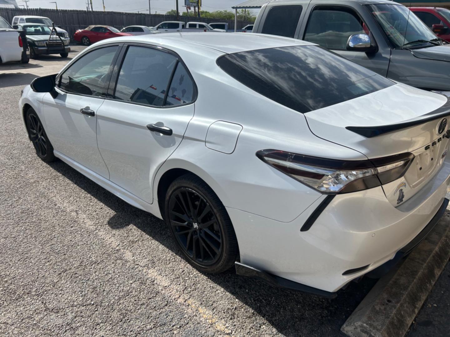 2018 White /Gray Toyota Camry XSE (4T1B61HK3JU) with an 2.5L L4 DOHC 16V engine, 8A transmission, located at 1687 Business 35 S, New Braunfels, TX, 78130, (830) 625-7159, 29.655487, -98.051491 - Photo#7